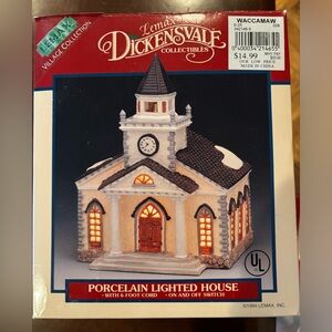 Lemax Dickensvale village collection 
Porcelain Lighted House 1994